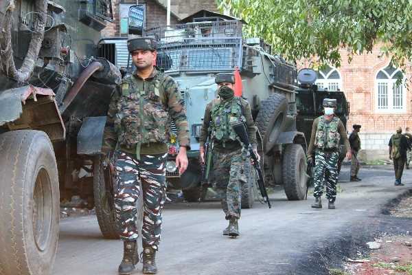 श्रीनगर में आतंकी और सुरक्षाबलों में मुठभेड़, एक आतंकी ढेर श्रीनगर में आतंकी और सुरक्षाबलों में मुठभेड़, एक आतंकी ढेर