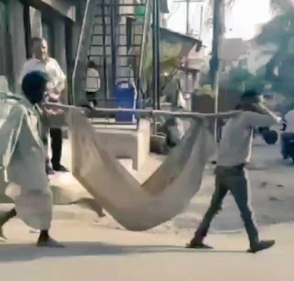 ये कैसी शव यात्रा...यूपी में अंतिम यात्रा पर कांग्रेस ने उठाए सवाल