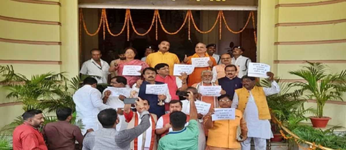 बिहार : उप मुख्यमंत्री तेजस्वी के इस्तीफे पर अड़ी भाजपा, विधानसभा में फिर उठी कुर्सी