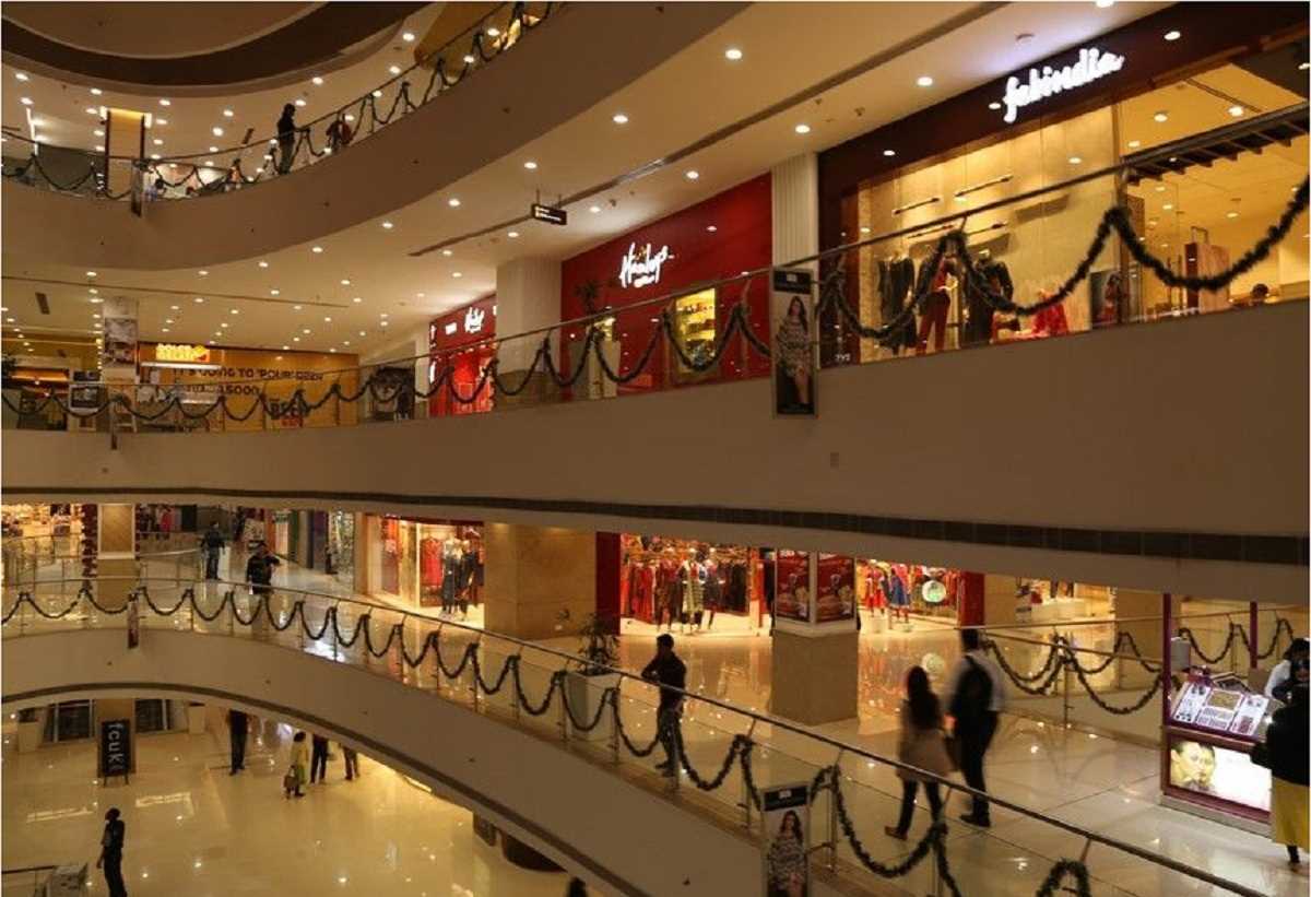 नोएडा के लॉजिक्स मॉल में कपडे के शोरूम लगी आग