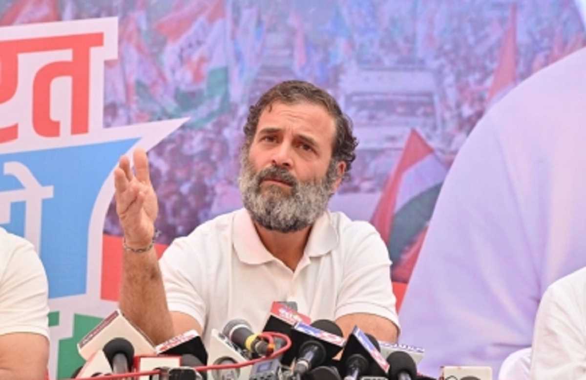 गुजरात चुनाव : राहुल ने सुनाया दादी से जुड़ा किस्सा तो भाजपा ने लगाया संविधान को कठपुतली बनाने का आरोप