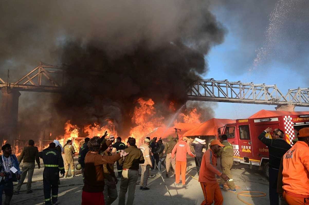 महाकुंभ के सेक्टर 22 में लगी भीषण आग, मौके पर पहुंची फायर ब्रिगेड