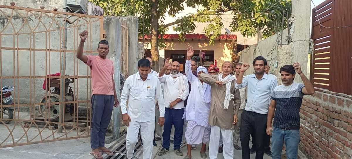 किसानों ने अतिरिक्त मुआवजा व अन्य मांगों को लेकर दी आंदोलन की चेतावनी किसानों ने अतिरिक्त मुआवजा व अन्य मांगों को लेकर दी आंदोलन की चेतावनी