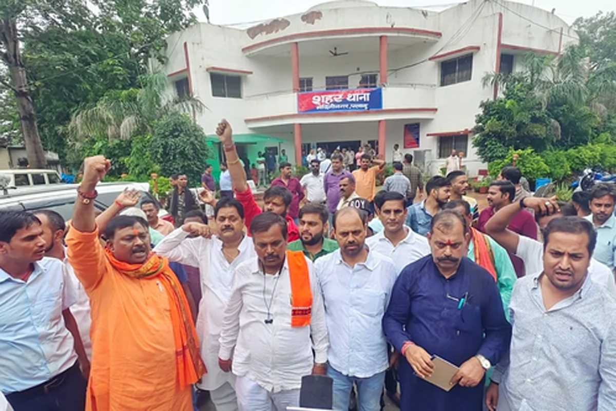 हिंदू महिला का धर्म बदलवाकर युवक ने किया निकाह, महिला के घरवाले एसपी ऑफिस में धरने पर बैठे