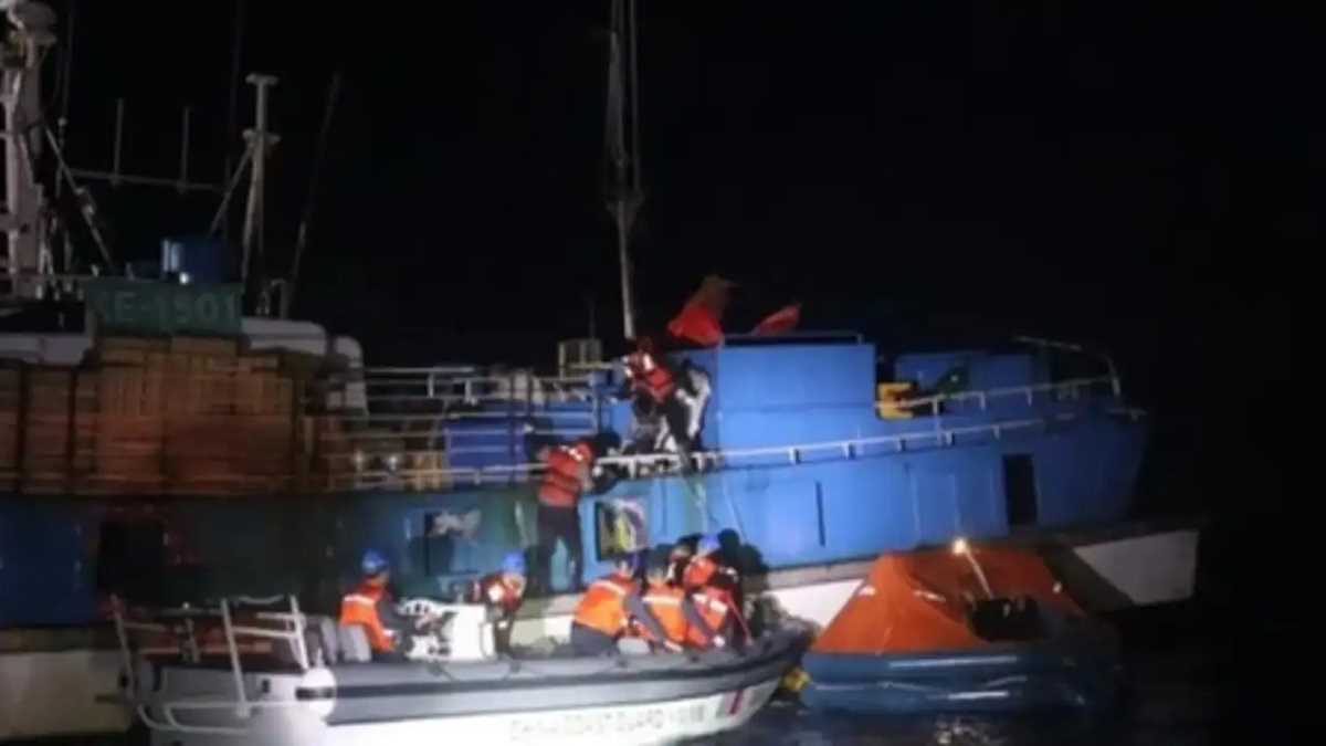 चीनी तट रक्षक ने 8 विदेशी मछुआरों को बचाया