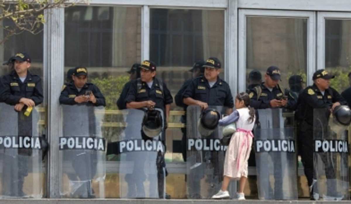 पेरू में चल रहे राजनीतिक विरोध प्रदर्शनों में 42 की मौत