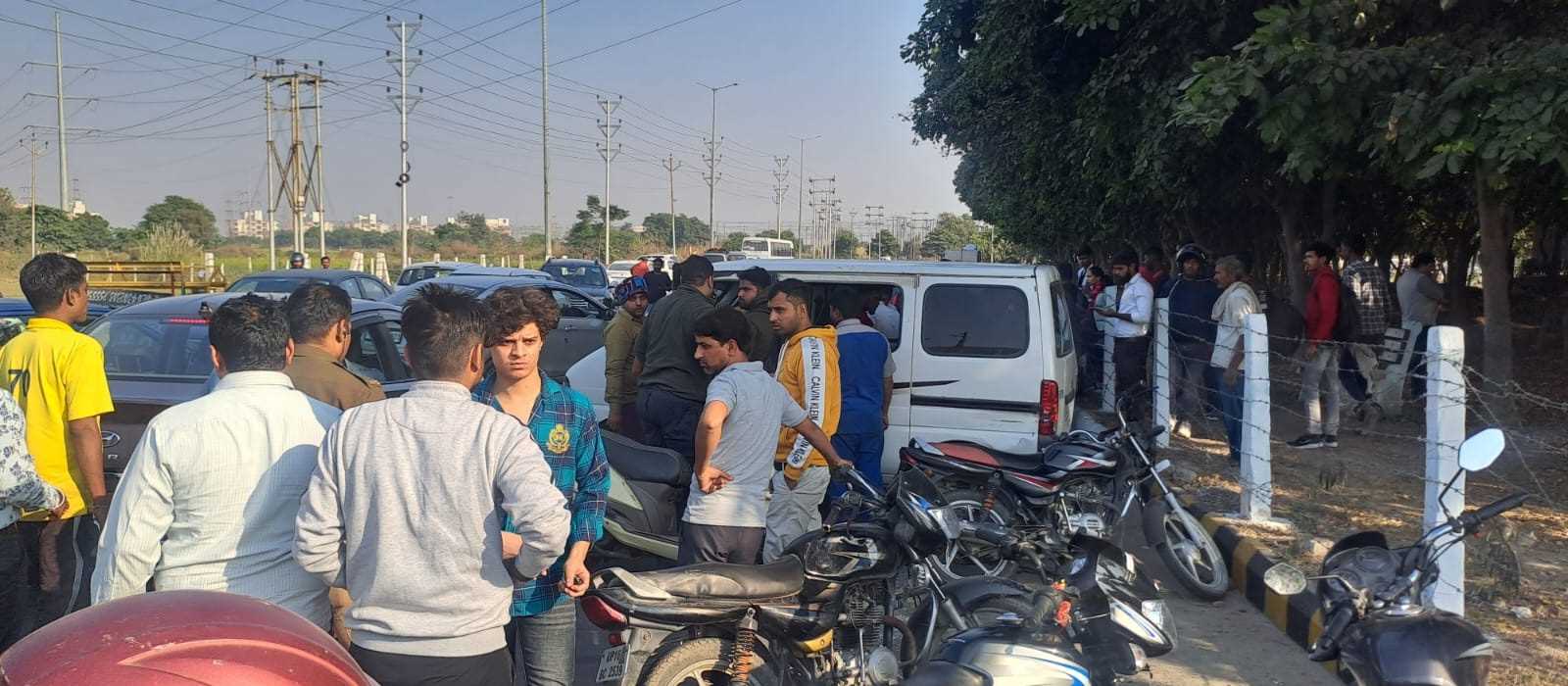 ग्रेटर नोएडा में बच्चों से भरी एक निजी स्कूल की बस पलटी