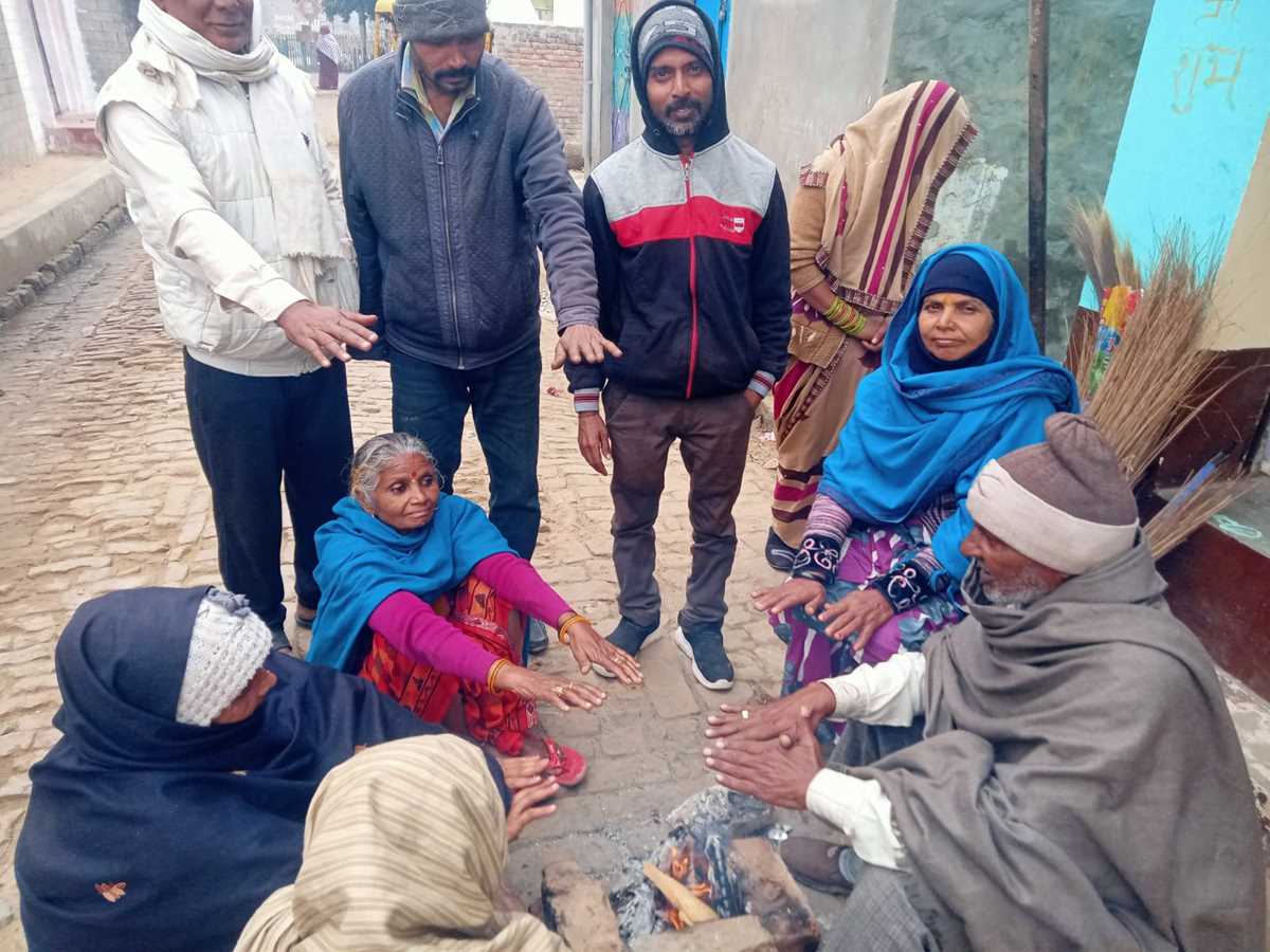 बढ़ती ठंड को लेकर अलाव के सहारे बैठे ग्रामीण