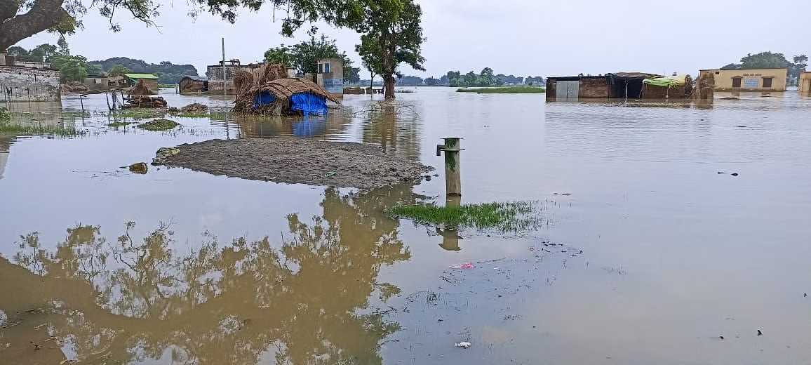 सिद्धार्थनगर में राप्ती नदी ने मचाई तबाही, हजारों बीघा फसल बर्बाद, ग्रामीण घरों में कैद