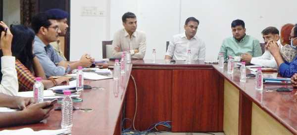 कानून व्यवस्था के संबंध में कलेक्टर ने ली अधिकारियों की बैठक