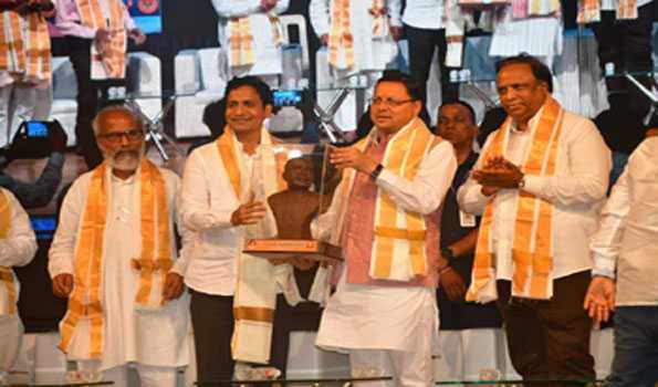 देश में सर्वप्रथम यू.सी.सी.उत्तराखंड में लागू करने पर धामी का मुंबई में सम्मान