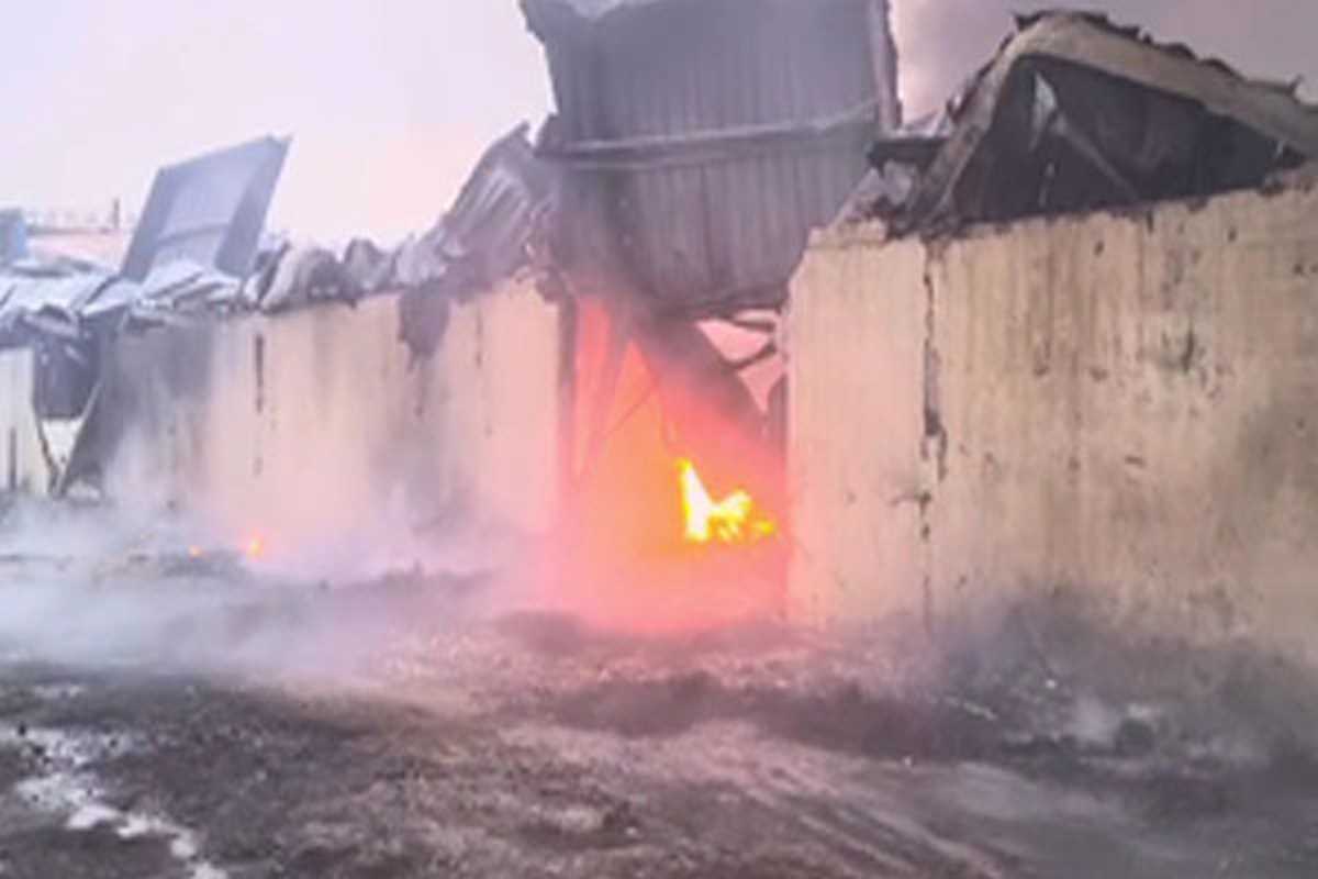 ग्रेटर नोएडा में गद्दा बनाने वाली फैक्ट्री में आग लगी