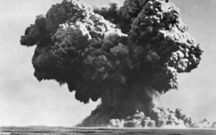 दुनिया पर मंडराया परमाणु बम का खतरा