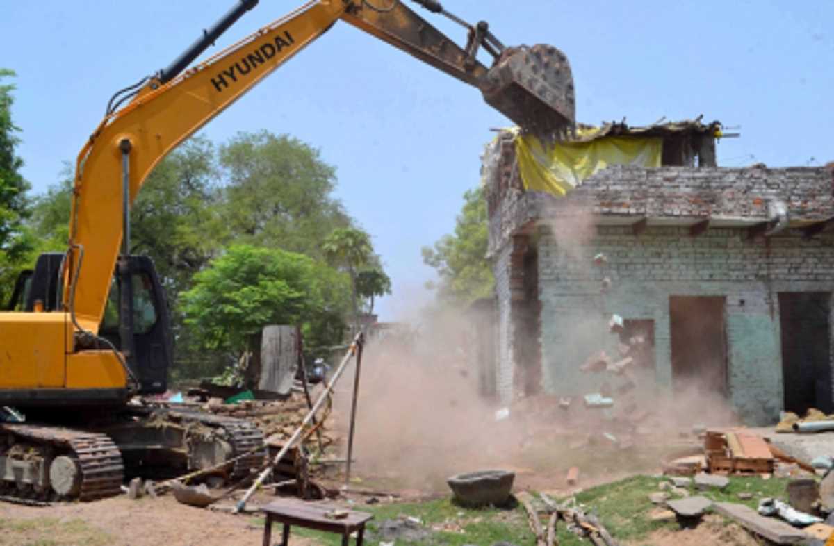 सतना में दुष्कर्म के आरोपी के मकान पर चली मशीन