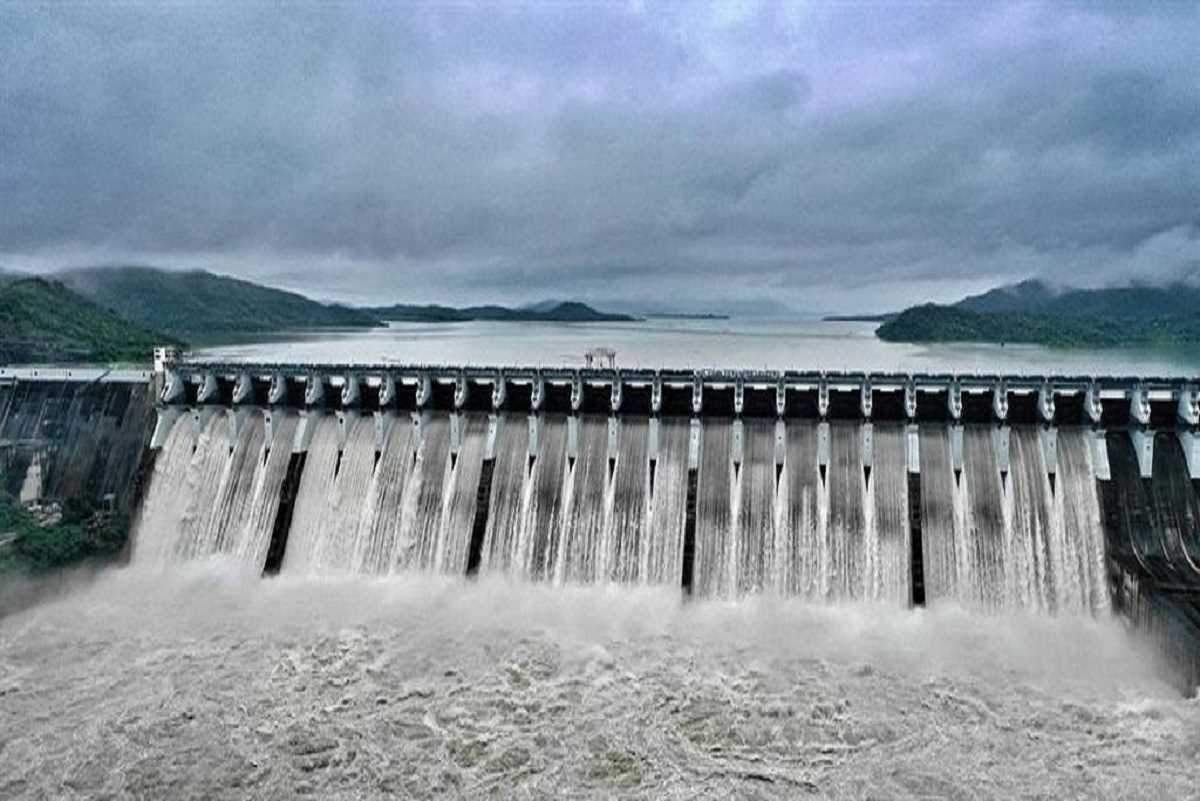 गुजरात बाढ़ : सरदार सरोवर बांध लगातार तीसरे दिन ओवरफ्लो