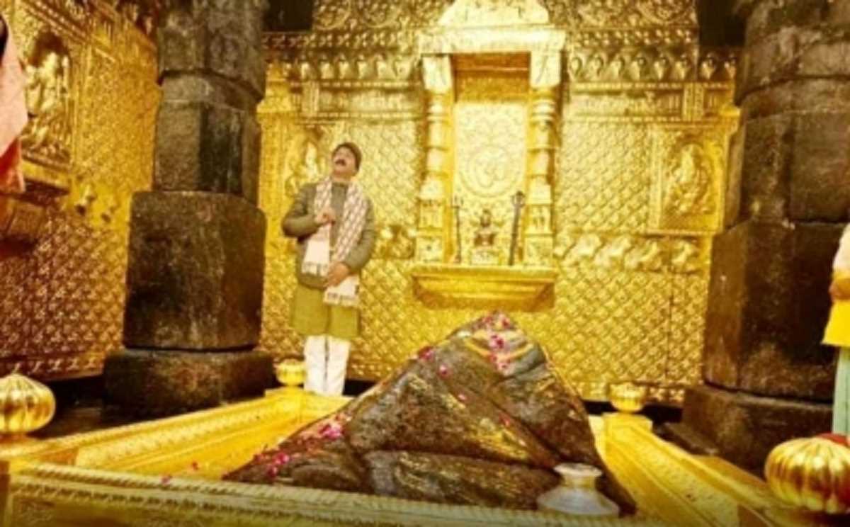 केदारनाथ गर्भगृह से बद्री केदार मंदिर समिति के अध्यक्ष अजेंद्र अजय की फोटो वायरल