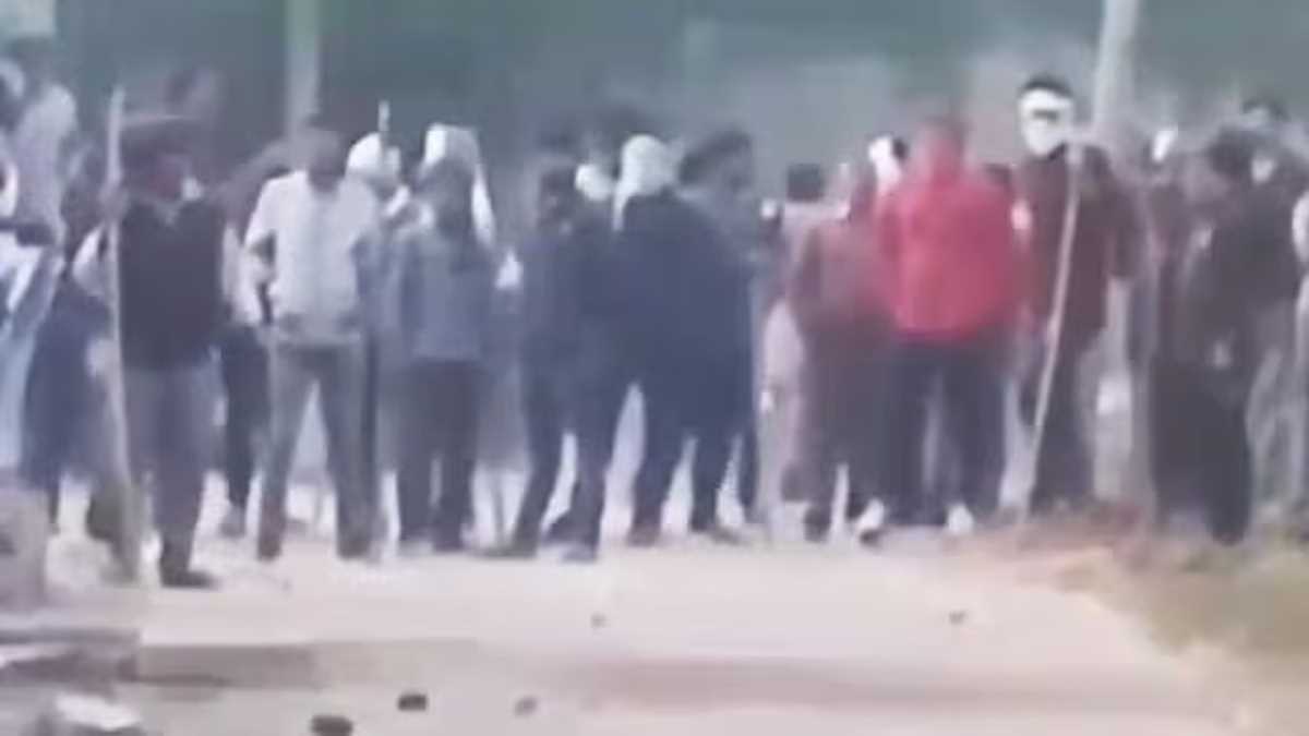 मुरैना : दिमनी विधानसभा क्षेत्र के एक मतदान केंद्र पर मारपीट, 3 घायल मुरैना : दिमनी विधानसभा क्षेत्र के एक मतदान केंद्र पर मारपीट, 3 घायल