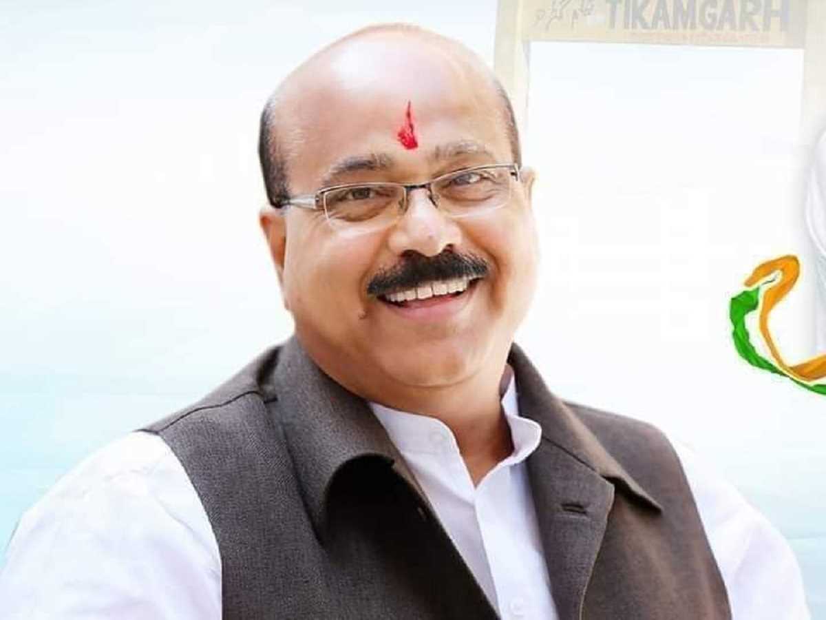 टीकमगढ़ में कांग्रेस उम्मीदवार के घर पर असम पुलिस की दबिश