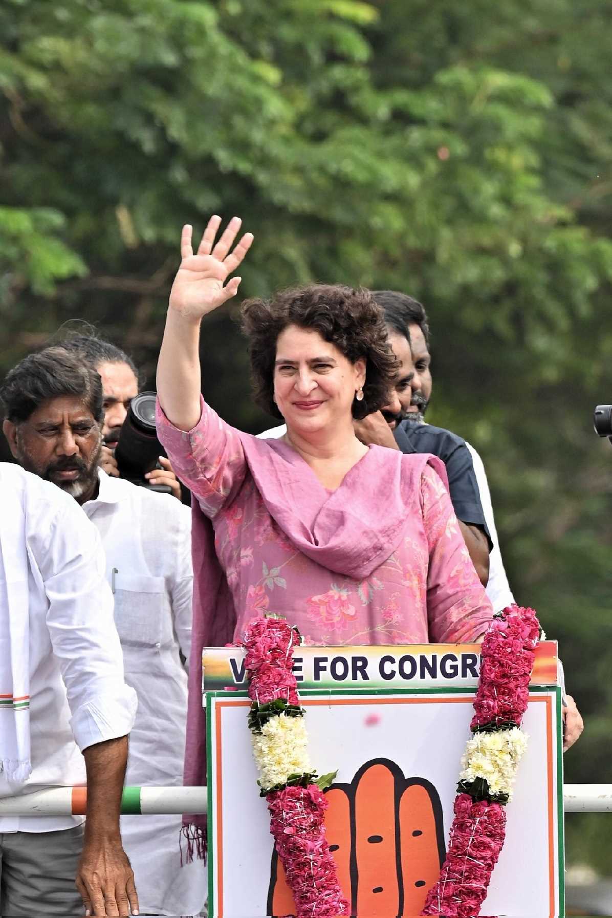 BRS सरकार में सिर्फ नेताओं और अमीरों का फायदा हुआ- प्रियंका गांधी BRS सरकार में सिर्फ नेताओं और अमीरों का फायदा हुआ- प्रियंका गांधी