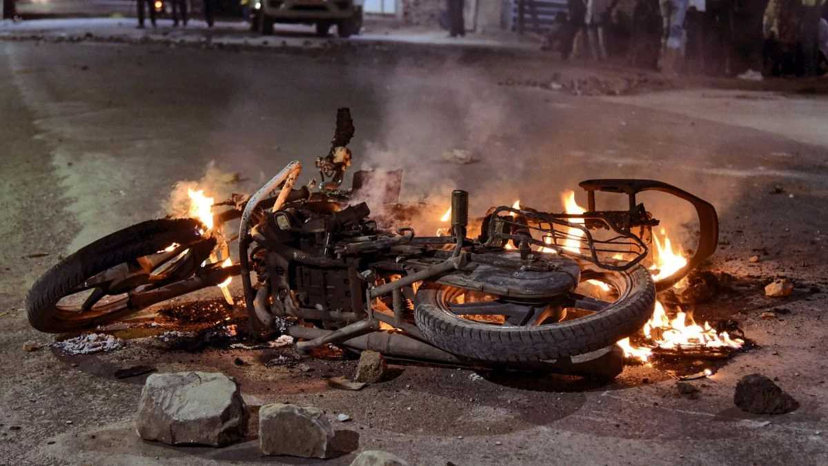 महाराष्ट्र : अहमदनगर में भड़की हिंसा, शोभा यात्रा पर पथराव, 8 पुलिसकर्मी घायल