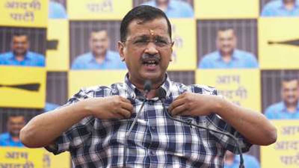 केजरीवाल मोदी पर मोदी की तरह ही हमला कर रहे हैं केजरीवाल मोदी पर मोदी की तरह ही हमला कर रहे हैं