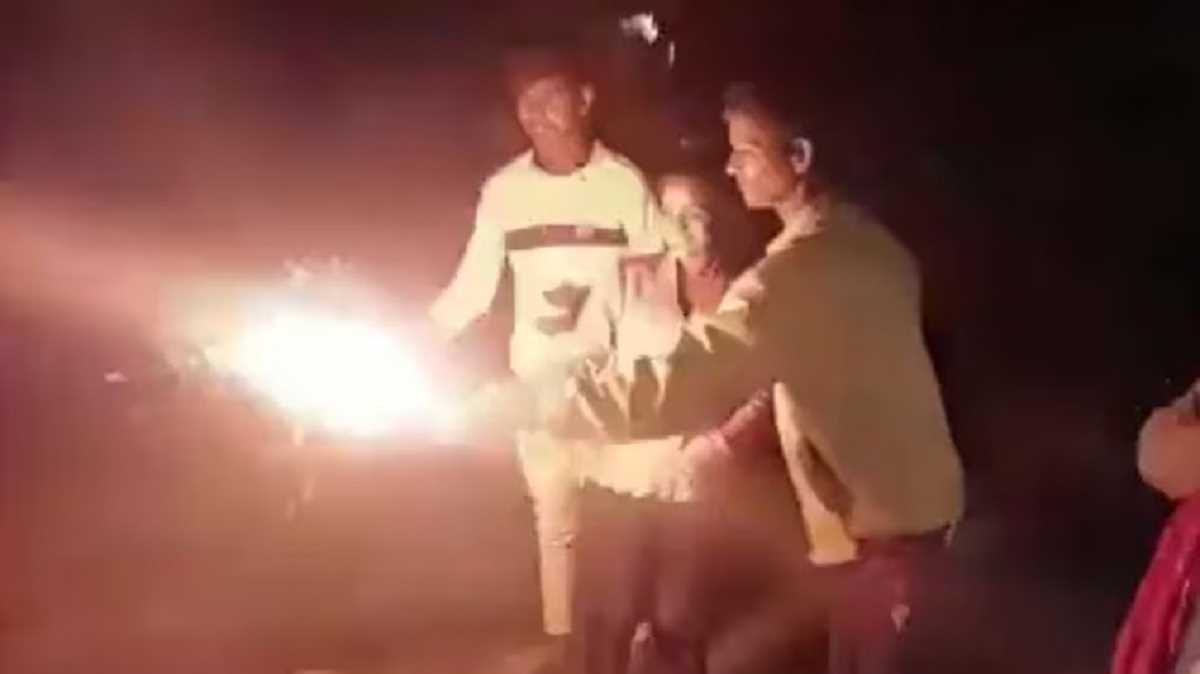 उत्तराखंड के टनल से मजदूरों के बाहर आने के बाद बिहार के गांव में मनी दिवाली उत्तराखंड के टनल से मजदूरों के बाहर आने के बाद बिहार के गांव में मनी दिवाली