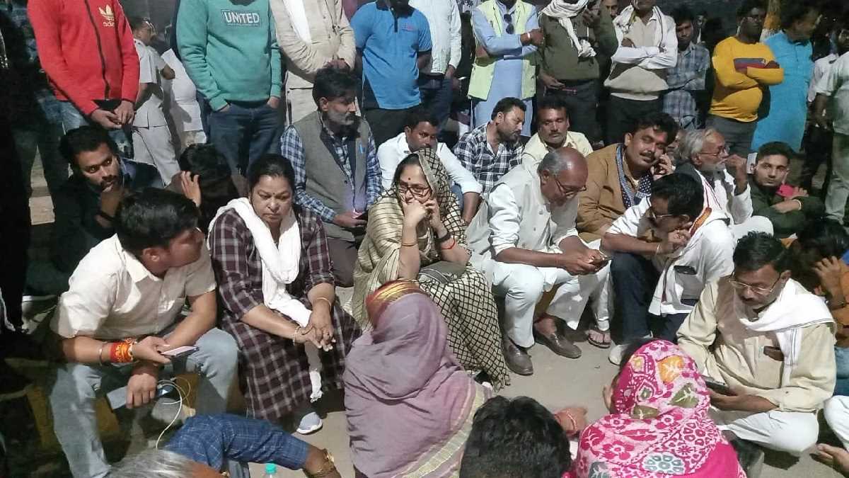 भाजपा उम्मीदवार सहित अन्य की गिरफ्तारी के लिए दिग्विजय का धरना