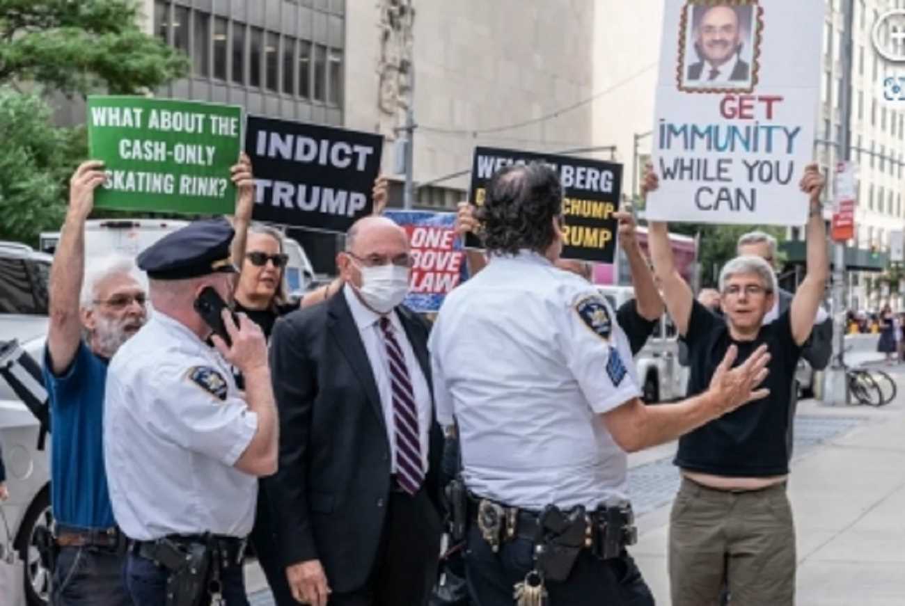 ट्रंप के करीबी वीजलबर्ग ने 15 मामलों में कबूल की कर चोरी, साचिश रचने का आरोप भी अपने सिर लिया ट्रंप के करीबी वीजलबर्ग ने 15 मामलों में कबूल की कर चोरी, साचिश रचने का आरोप भी अपने सिर लिया