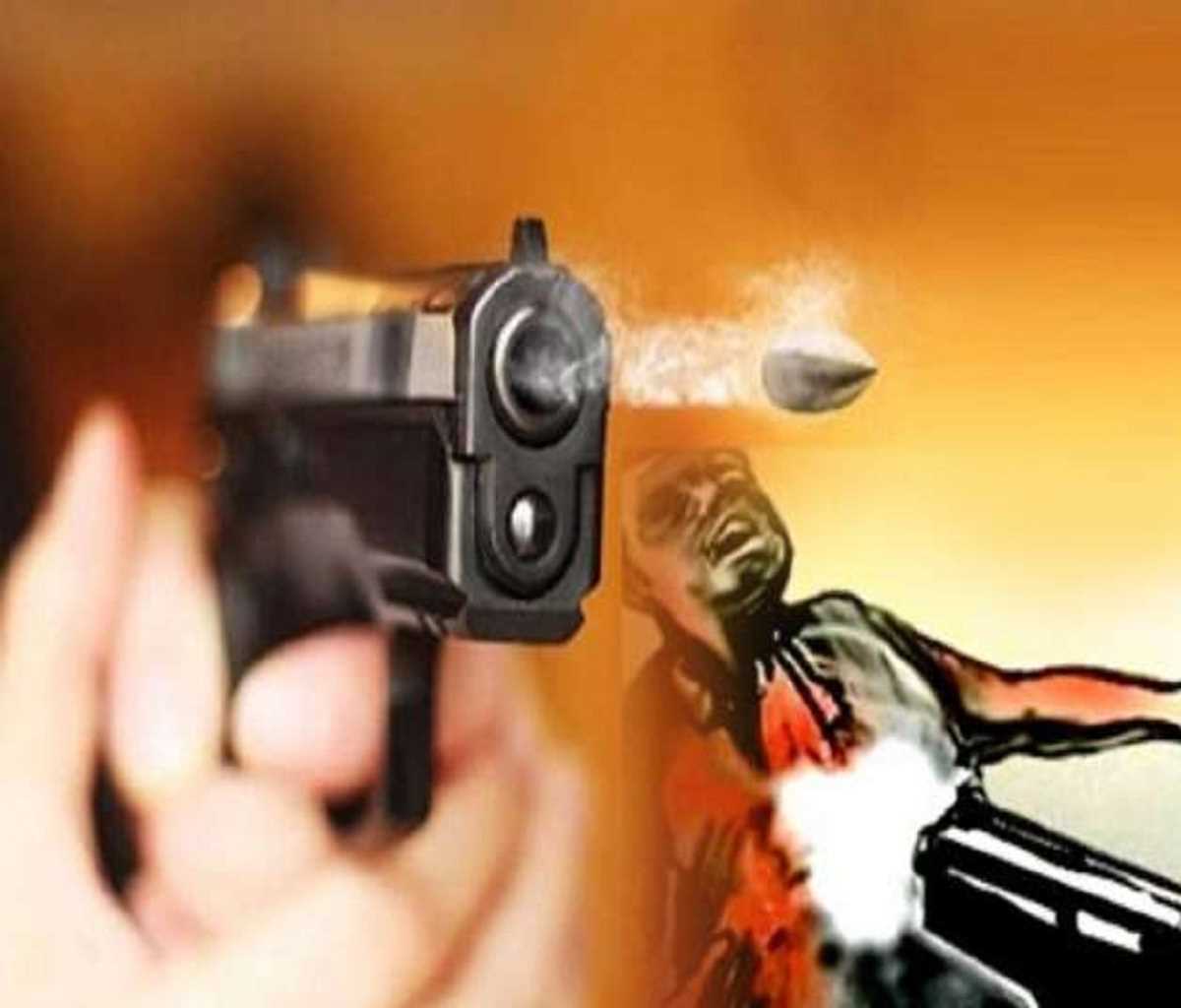 बिहार : 15 मिनट के अंदर लूट की दो वारदात, आभूषण व्यापारी और बेटे को मारी गोली