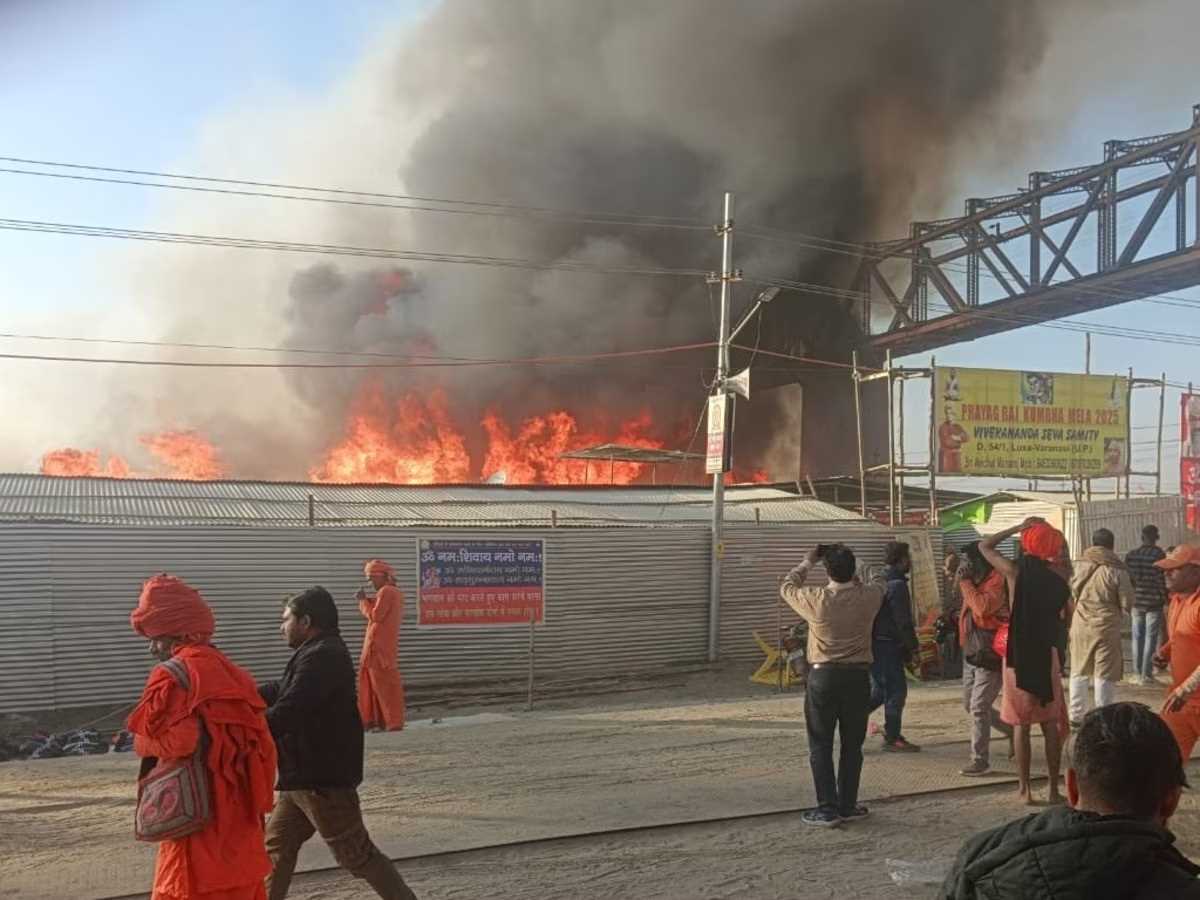 महाकुंभ मेला क्षेत्र में आग, दमकल की गाड़ियां मौके पर मौजूद