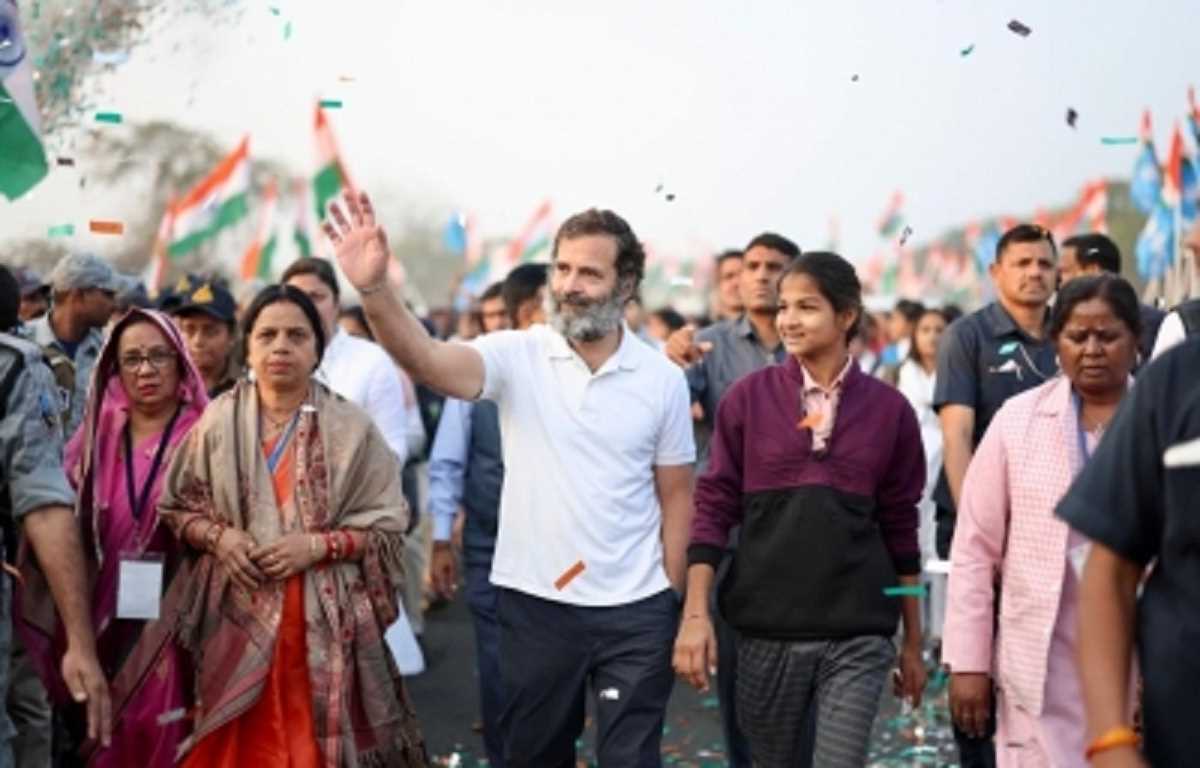 यूपी कांग्रेस ने यात्रियों से भारत जोड़ो यात्रा में सफेद खादी पहनने को कहा यूपी कांग्रेस ने यात्रियों से भारत जोड़ो यात्रा में सफेद खादी पहनने को कहा