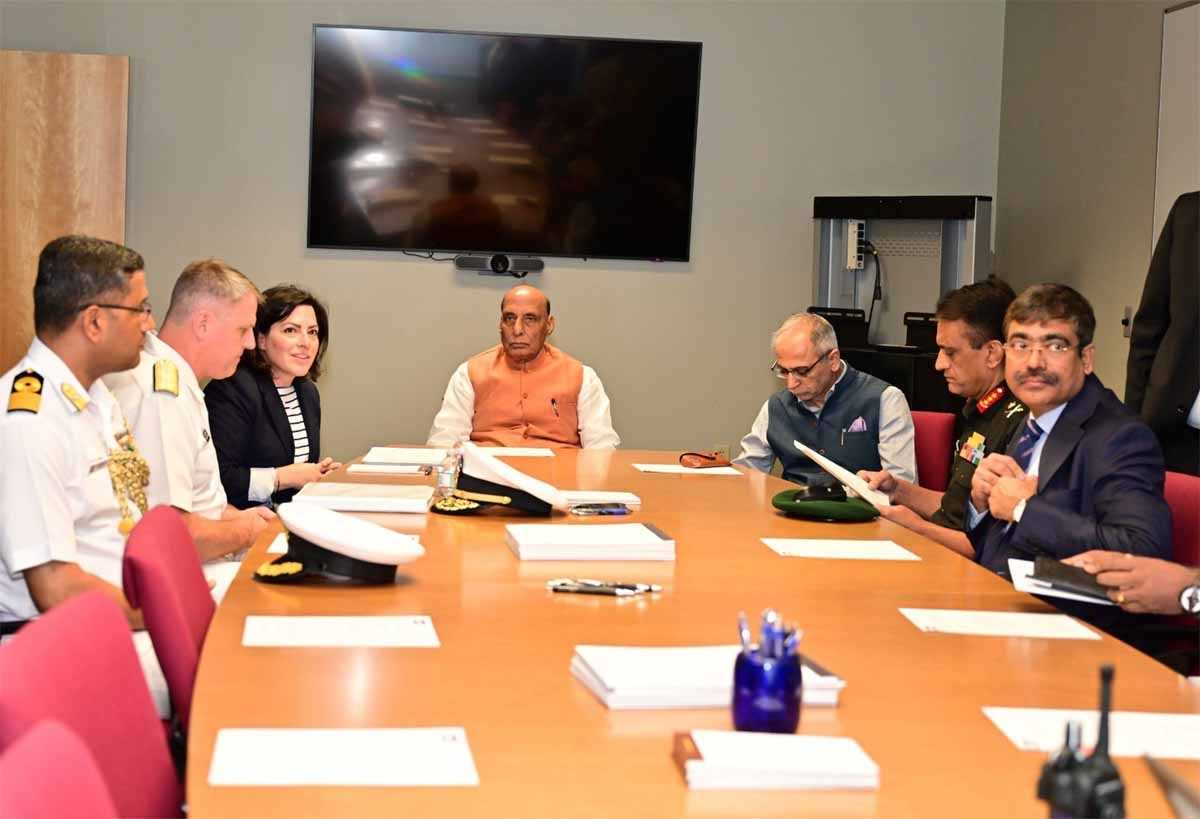 राजनाथ सिंह ने किया अमेरिकी नौसेना के सरफेस वॉरफेयर सेंटर का दौरा