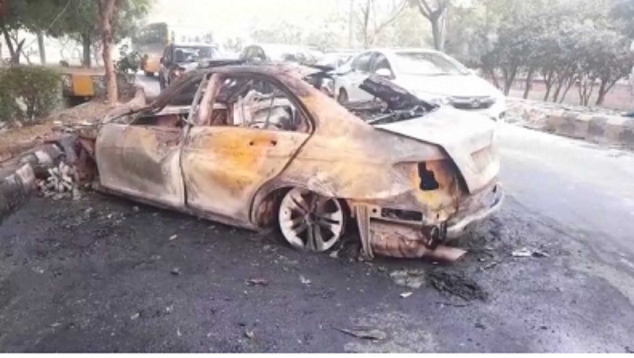 एक्सीडेंट के बाद मर्सिडीज में लगी आग, जिंदा जलकर हुई चालक की मौत