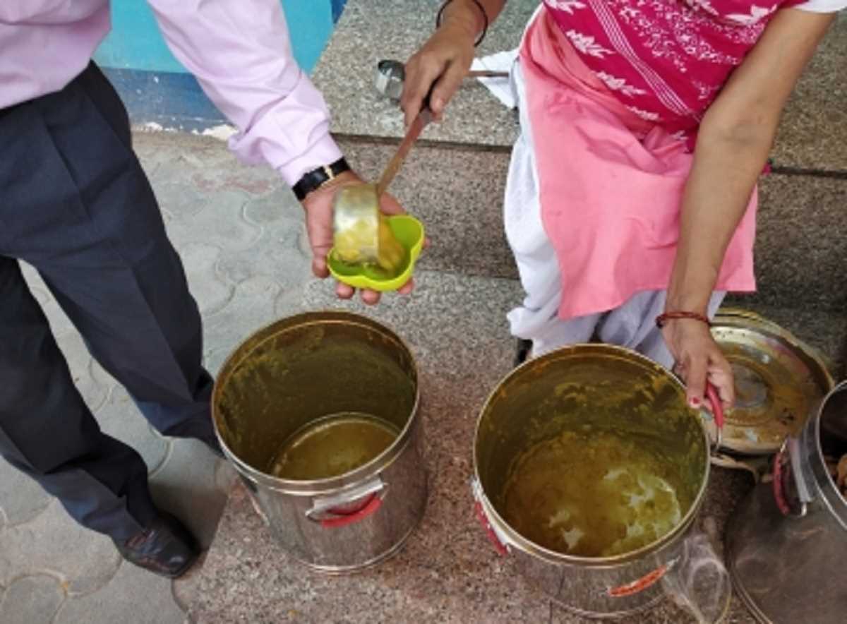 पूर्वी चंपारण -  मिड डे मील खाने से 150 छात्र हुए बीमार