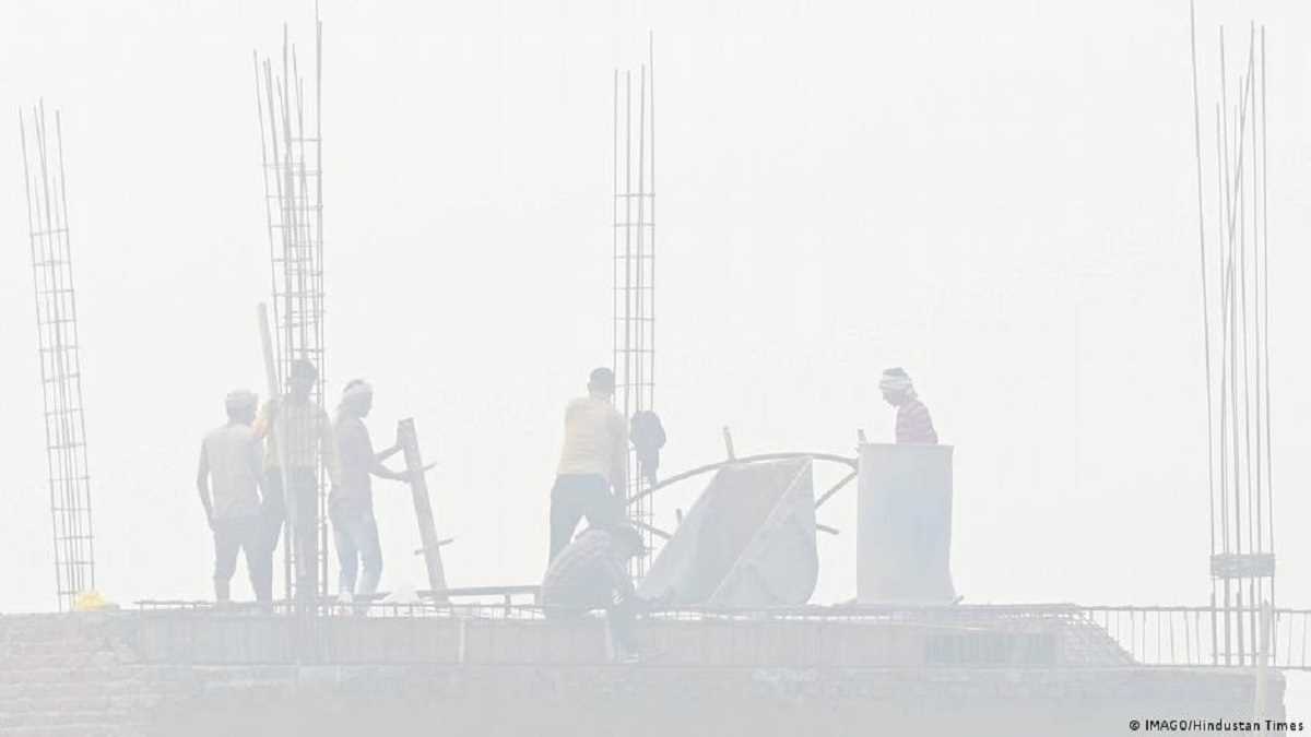 दिल्ली में प्रदूषण से लड़ने के लिए निर्माण पर बैन, लेकिन मजदूर कहां जाएं
