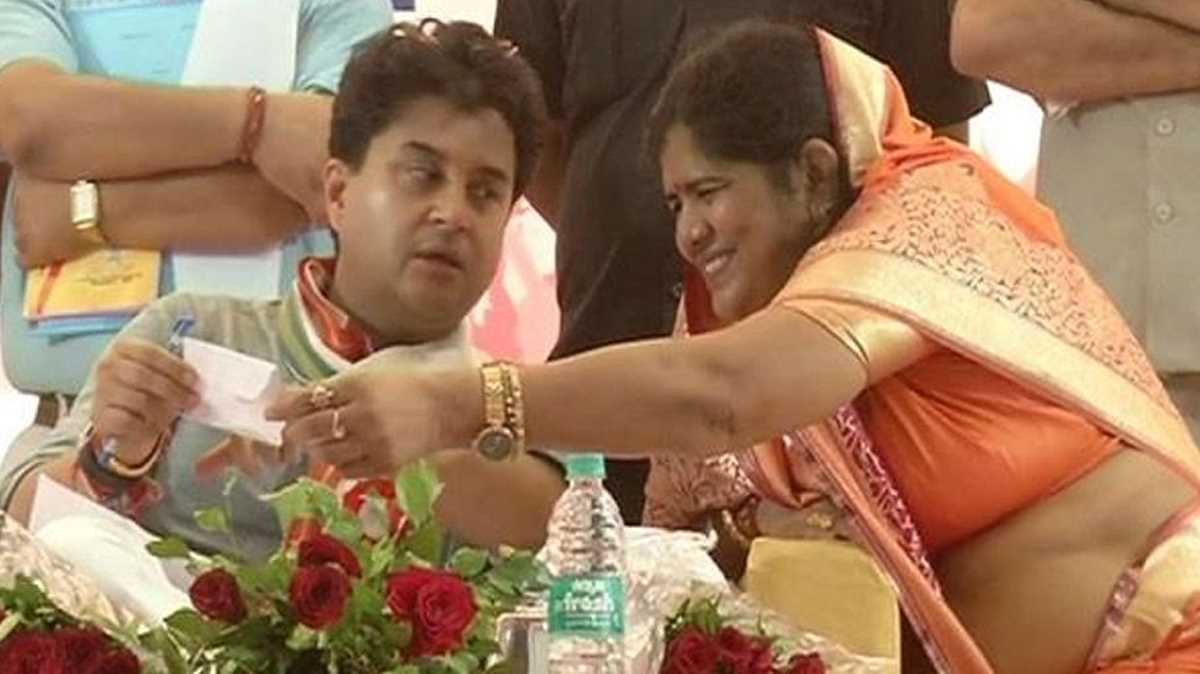 सिंधिया समर्थक इमरती मुश्किल में, चुनाव आयोग पहुँची शिकायत