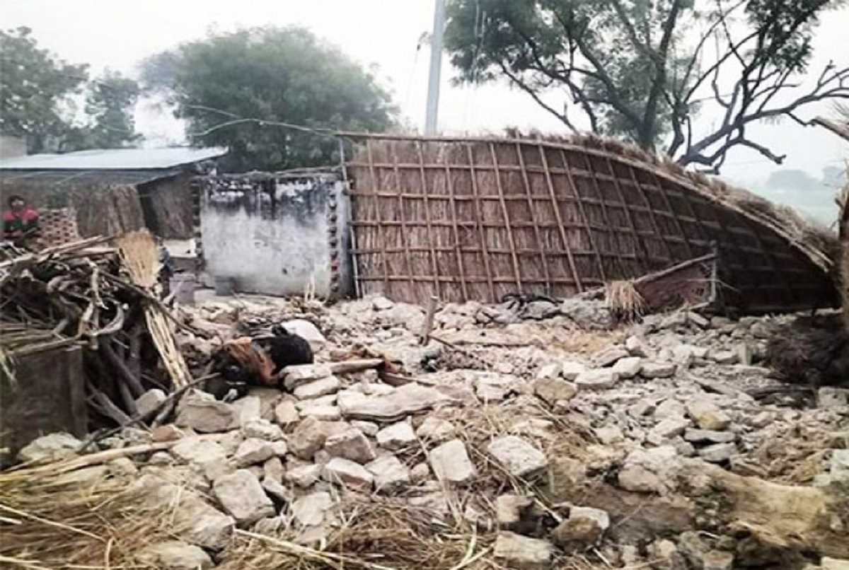 UP : गरीबी ने ली जान, कच्चे मकान की दीवार ढही, मां-बाप संग बेटे की मौत, तीन बच्चे हुए अनाथ