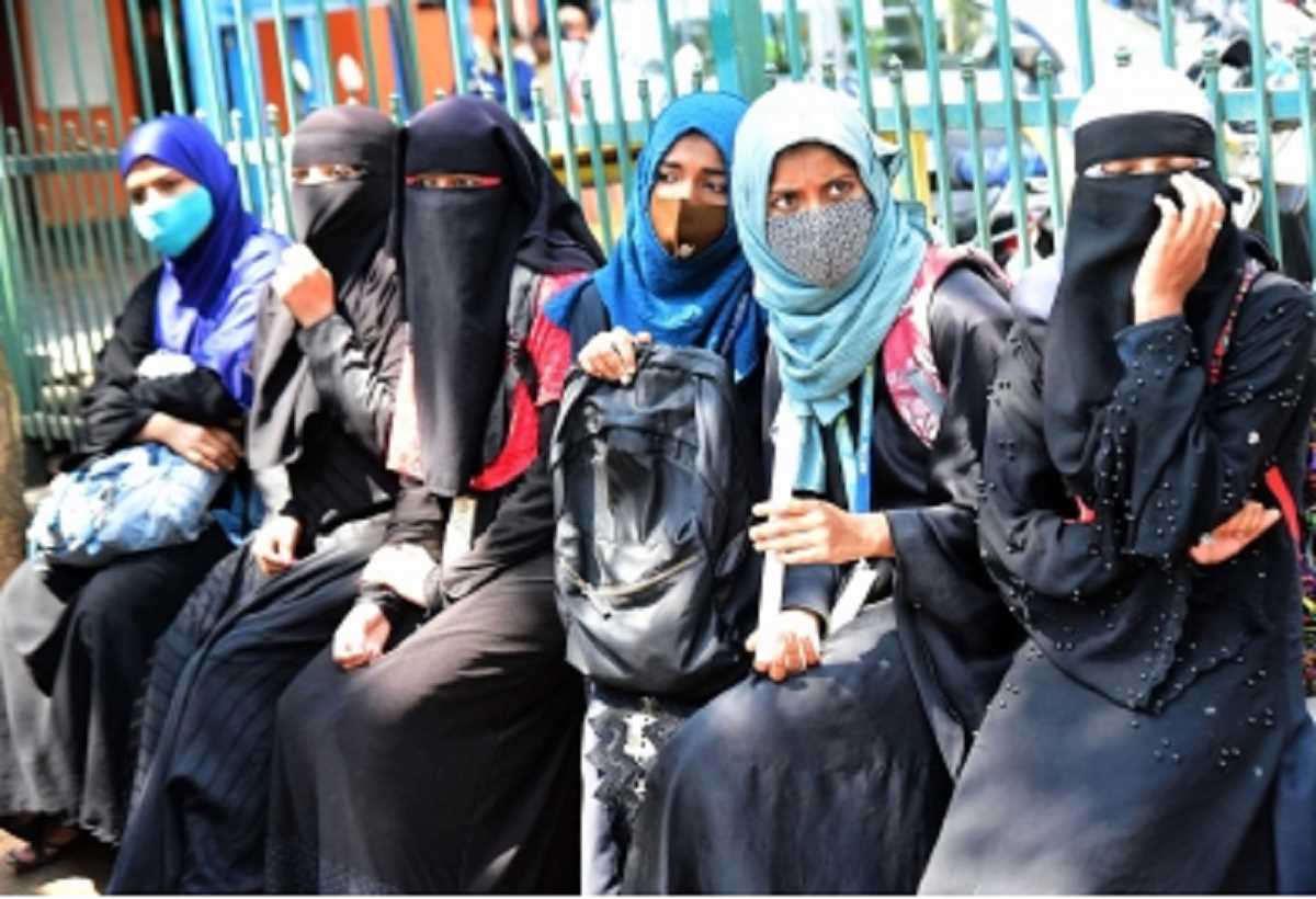 लड़कियों से हिजाब हटाने को कहना निजता का हनन, गरिमा पर हमला : जस्टिस धूलिया