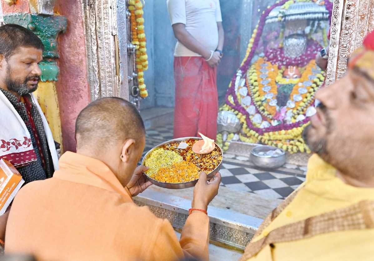 योगी ने रामलला व हनुमानगढ़ी दरबार में टेका मत्था