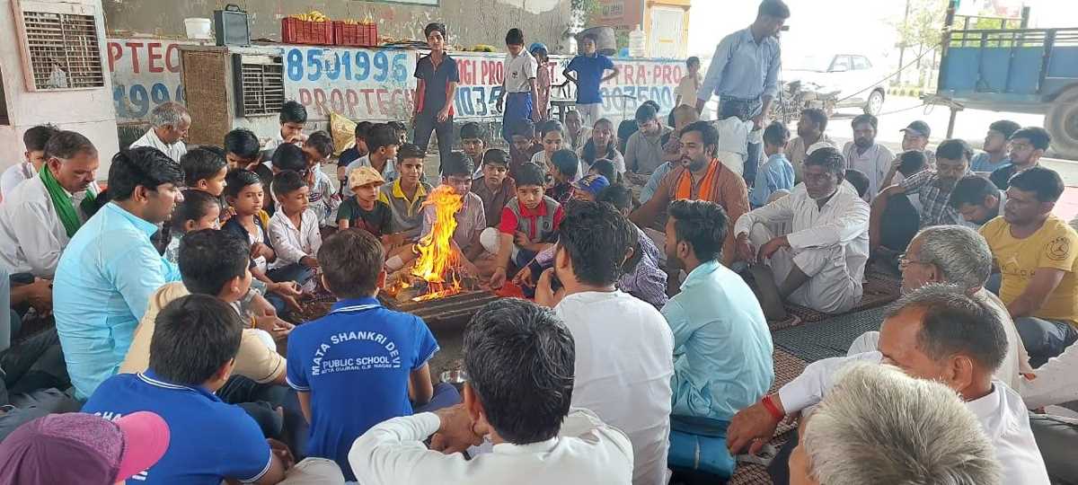 किसानों ने स्कूली बच्चों के साथ किया हवन, चैदह दिन से चल रहा है धरना