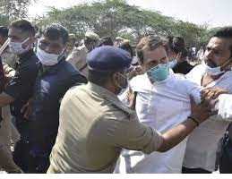 विजय चौक पर धरने पर बैठे राहुल गाँधी को पुलिस ने हिरासत में लिया