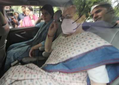 बेटी प्रियंका के साथ ईडी दफ्तर पहुंची सोनिया नेशनल हेराल्ड मामले में तीसरी बार हुई पेश