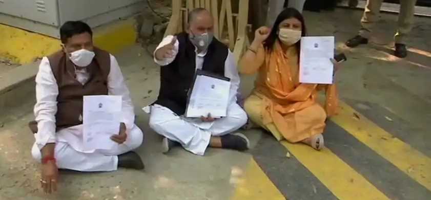 सीएम केजरीवाल के घर के बाहर दिल्ली के तीनों महापौरों की अनिश्चितकालीन भूख हड़ताल