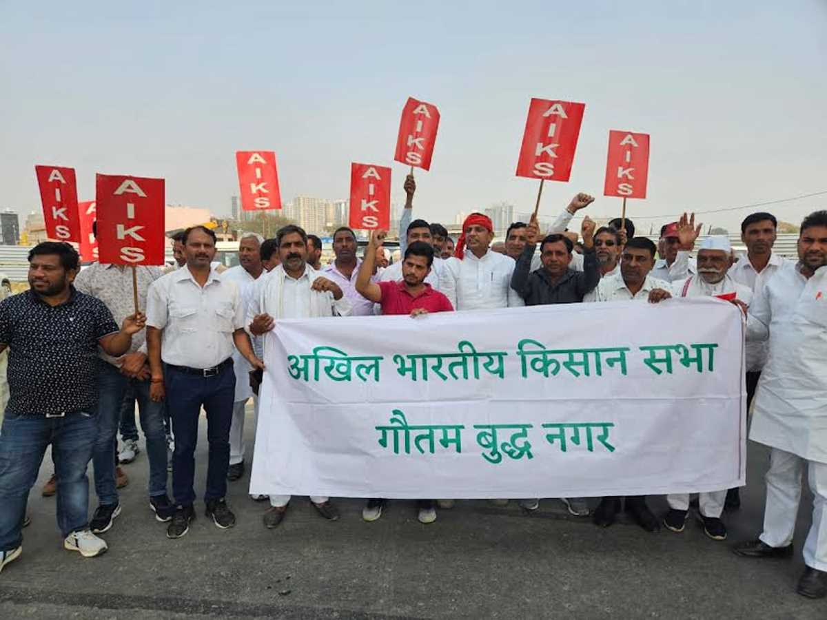 किसानों ने ग्रेटर नोएडा प्राधिकरण कार्यालय पर किया प्रदर्शन