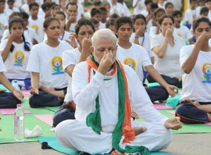 8वां अंतरराष्ट्रीय योग दिवस: मैसूर पैलेस ग्राउंड में पीएम मोदी ने किया योग, कहा- योग जीवन जीने का एक तरीका है