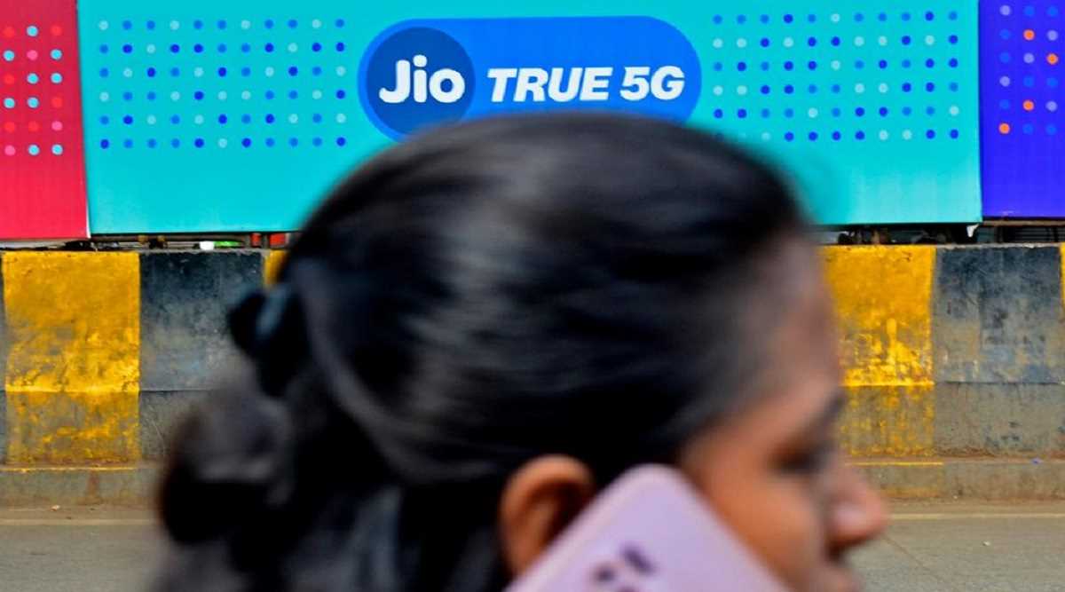 15 हजार रुपये का लैपटॉप लाएगी जियोः रिपोर्ट