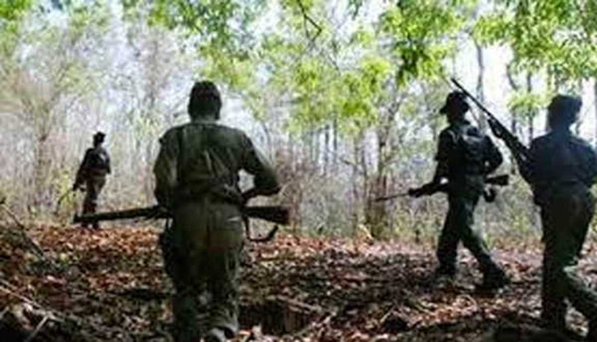 नक्सलियों के बीच हुई मुठभेड़, चार जवान घायल