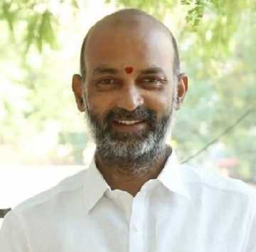 तेलंगाना भाजपा अध्यक्ष को किया गया नजरबंद तेलंगाना भाजपा अध्यक्ष को किया गया नजरबंद