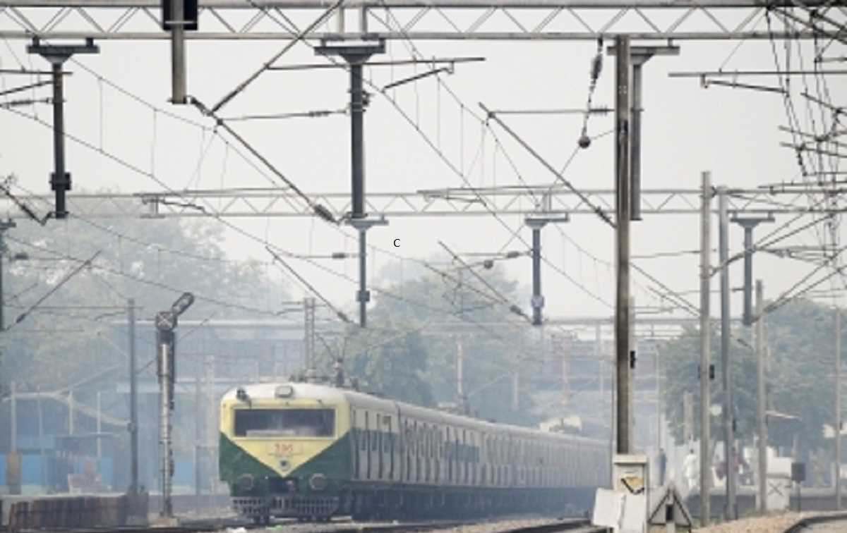 कोहरे के कारण ट्रेनों की रफ्तार पर लगा ब्रेक, देरी से चल रहीं 23 ट्रेनें, 368 गाड़ियां रद्द