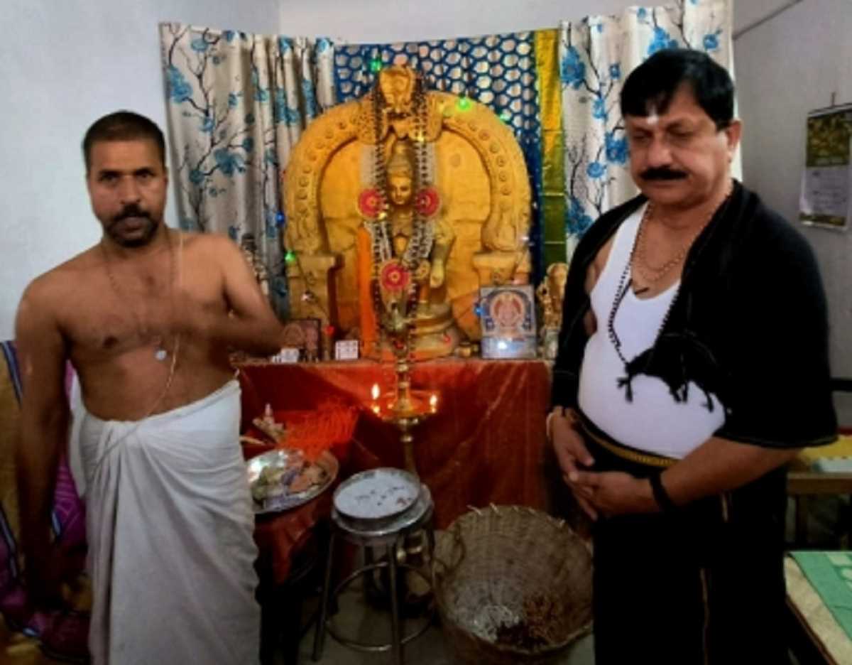 कर्नाटक के गृह मंत्री ने सामान्य भक्त की तरह सबरीमाला का किया दौरा, तस्वीरें वायरल